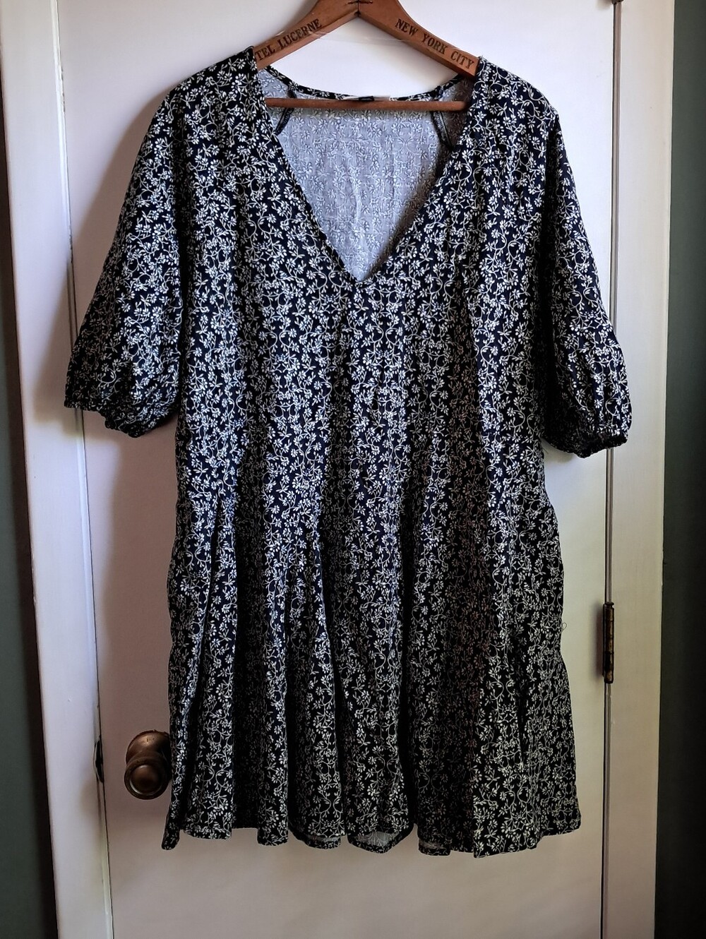 Universal Thread Black and White Floral V-Neck Dress